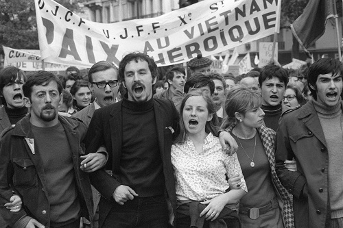 1296790 une manifestation contre la guerre du vietnam a paris le 1er mai 1968