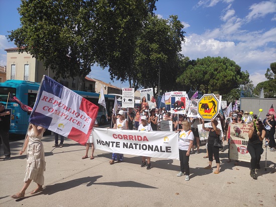 Tradition respectée ce 15 août à Béziers : le COLBAC a manifesté contre la corrida !